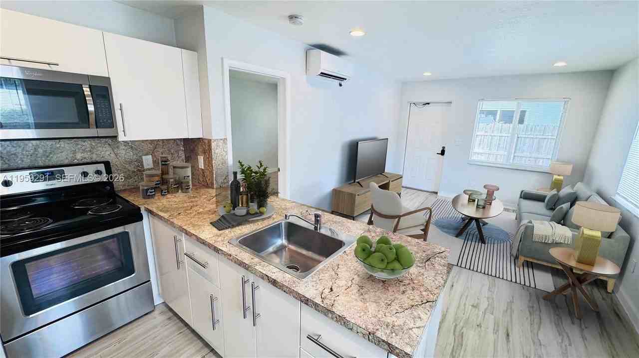 718 Se 13th St #3 - Photo 2 of 7