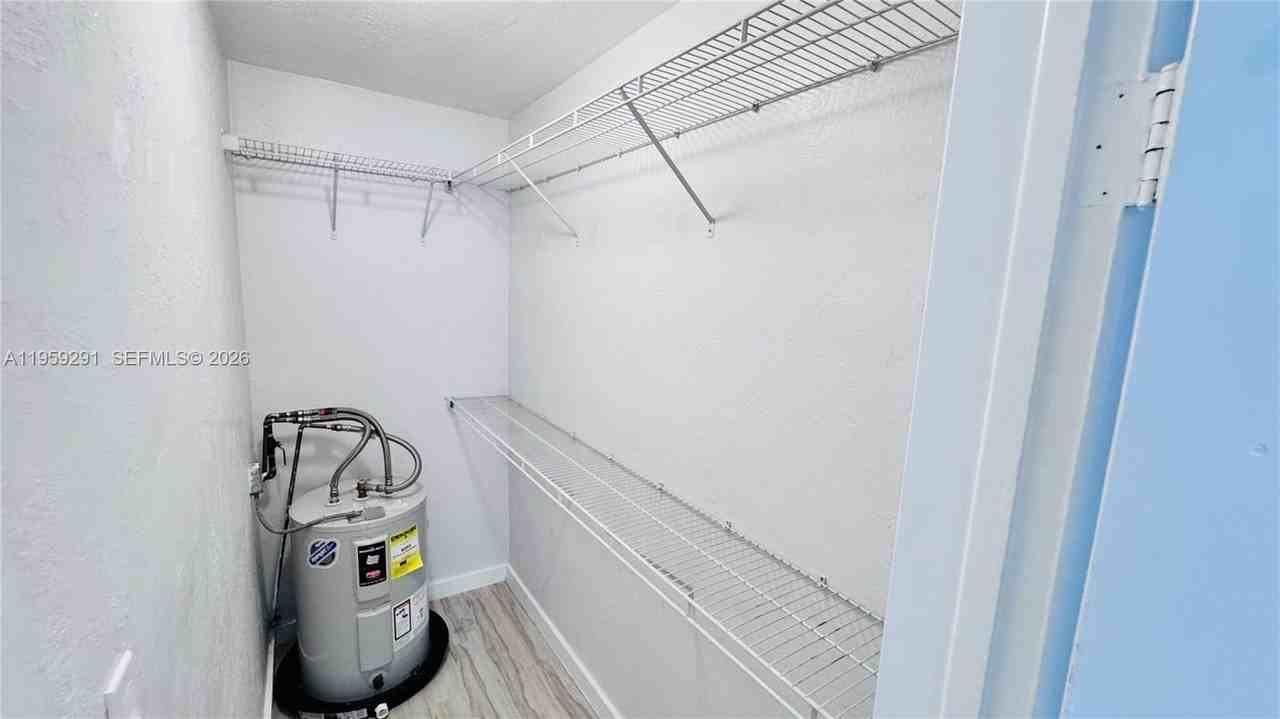 718 Se 13th St #3 - Photo 6 of 7