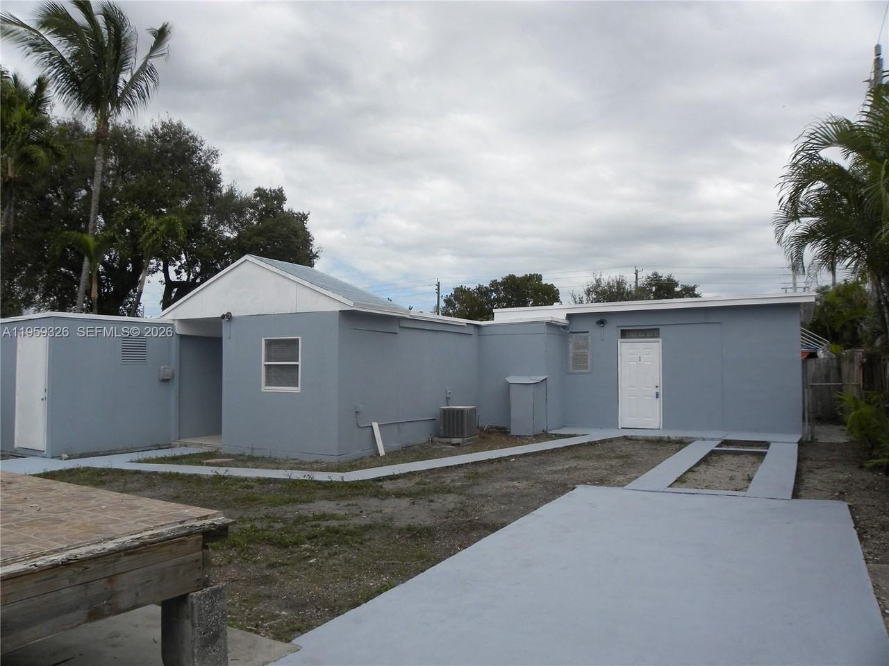 25 Nw 50th Ave #1 - Photo 2 of 7