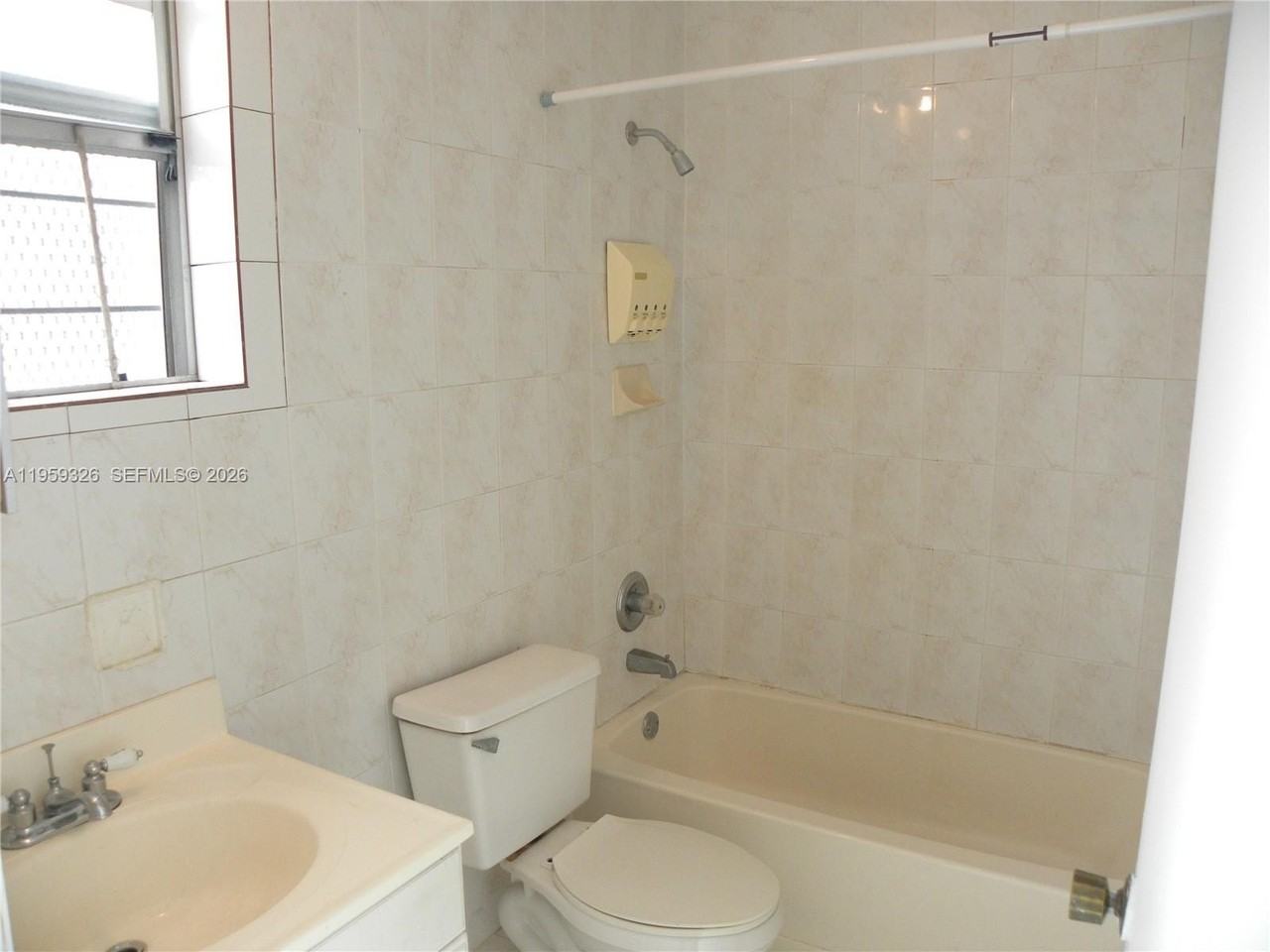 25 Nw 50th Ave #1 - Photo 5 of 7