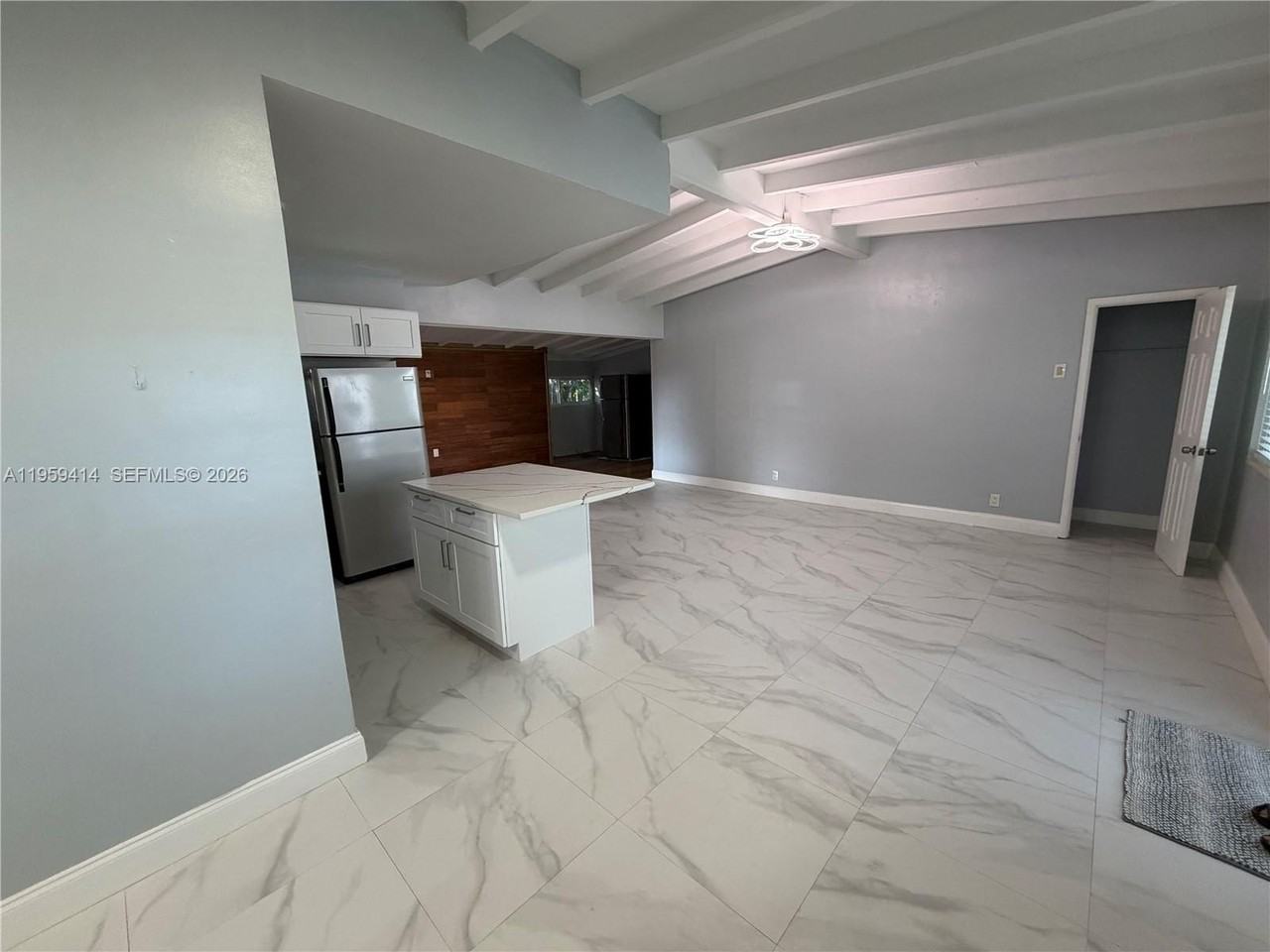 4210 Sw 10th St - Photo 4 of 19