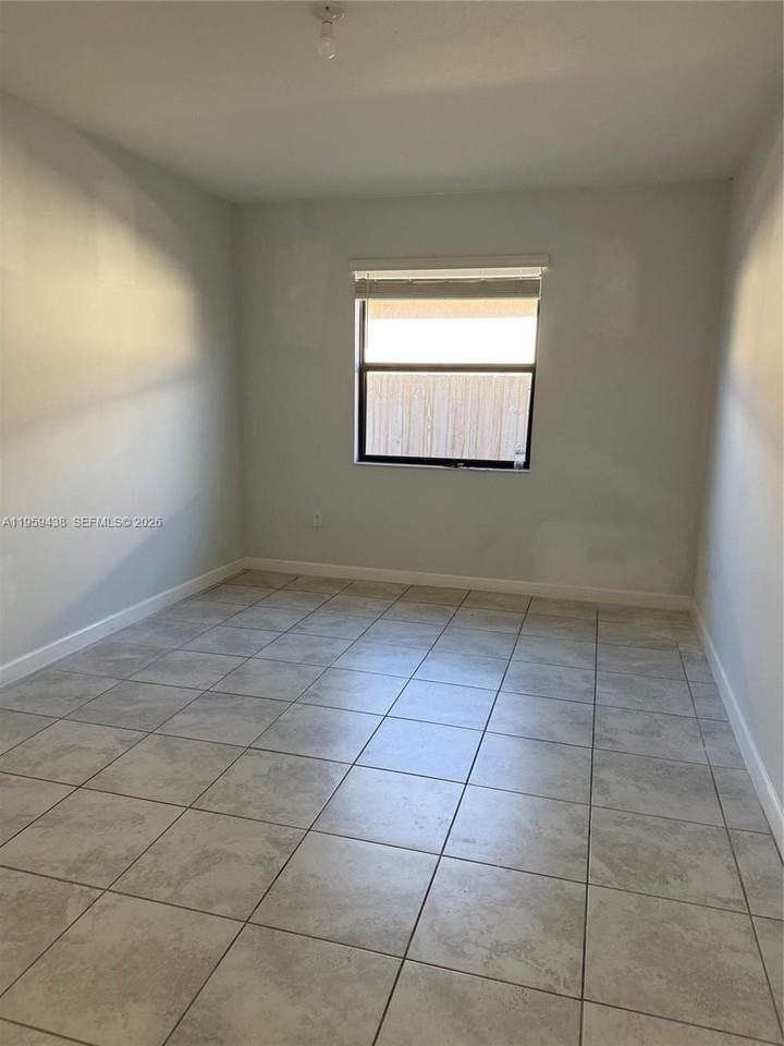 2541 Se 1st St - Photo 6 of 10