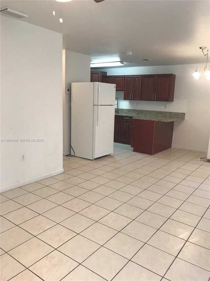 1017 Sw 8th St #1-4 - Photo 4 of 8