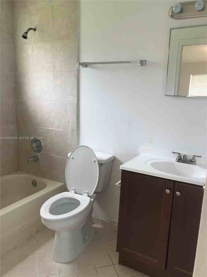 1017 Sw 8th St #1-4 - Photo 6 of 8