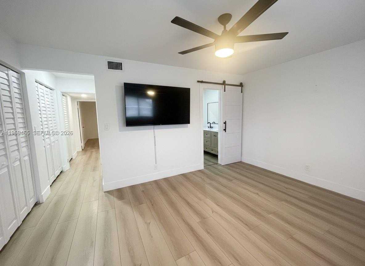 5100 Sw 90th Ave #302 - Photo 6 of 11