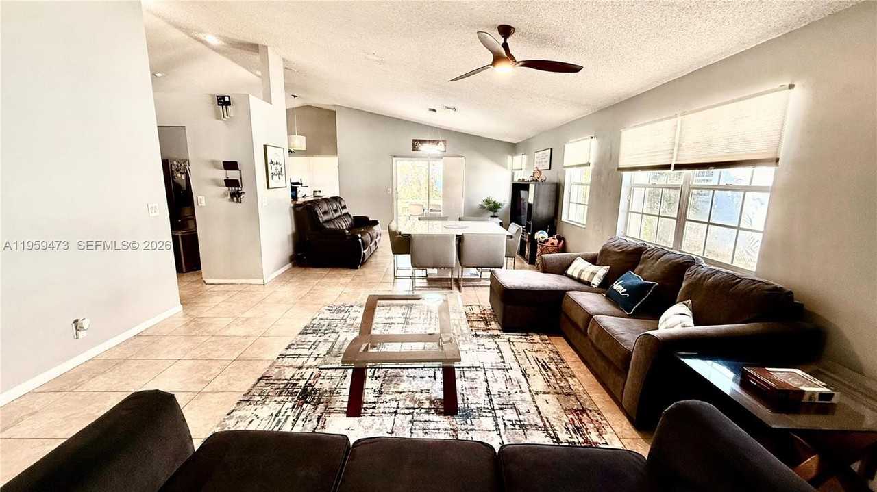 5470 Pine Cir - Photo 3 of 42