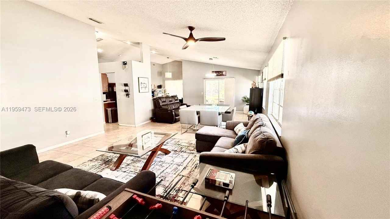 5470 Pine Cir - Photo 4 of 42