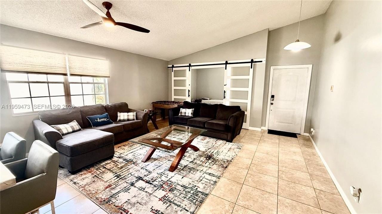 5470 Pine Cir - Photo 5 of 42