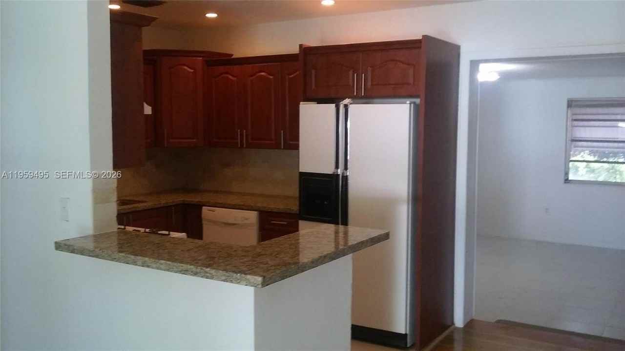 3920 Nw 59th Ave - Photo 7 of 10