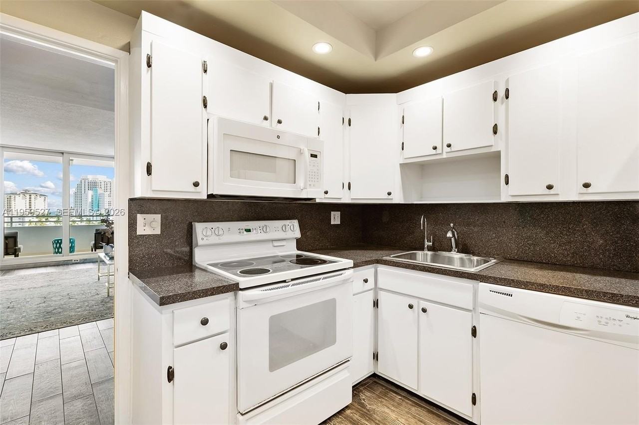 888 Intracoastal Dr #8B - Photo 6 of 15