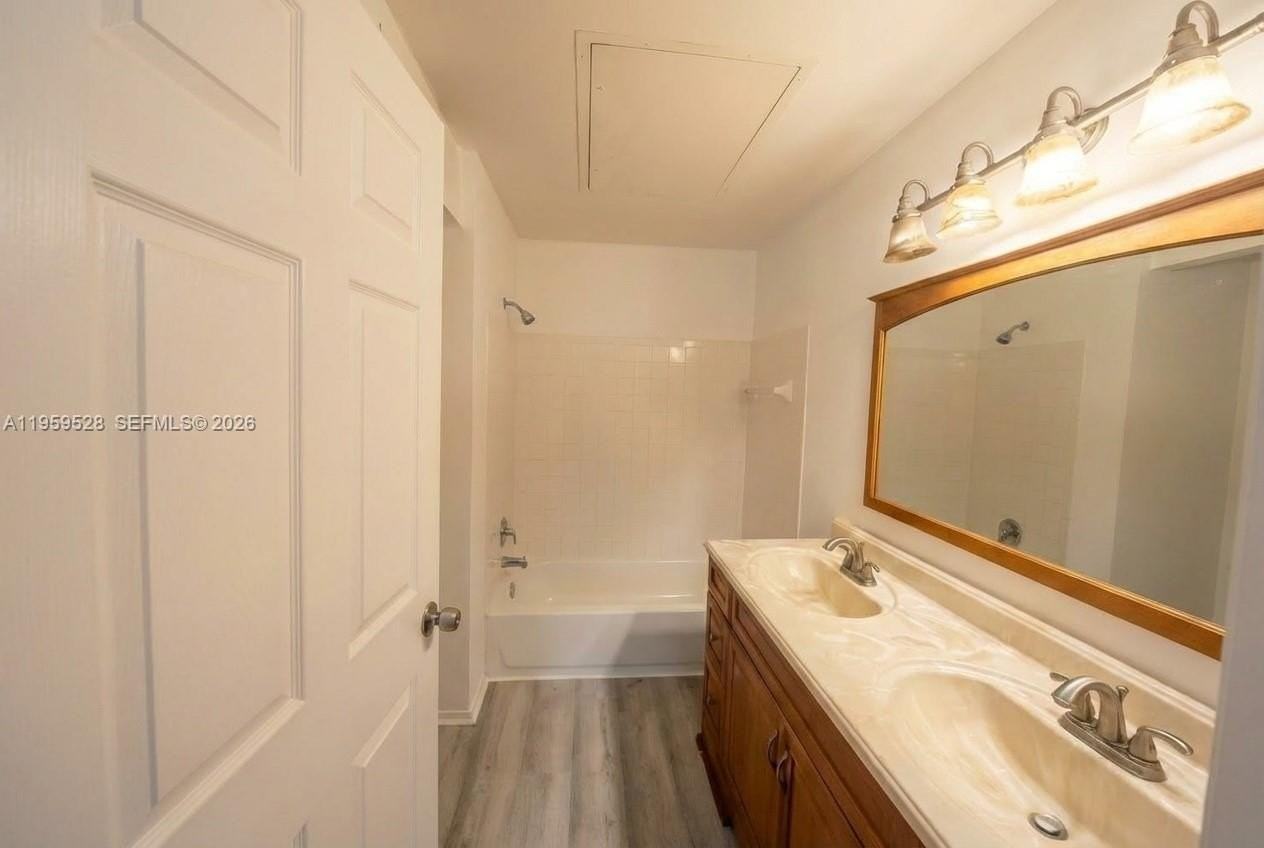 2420 Nw 33rd St #1011 - Photo 7 of 17