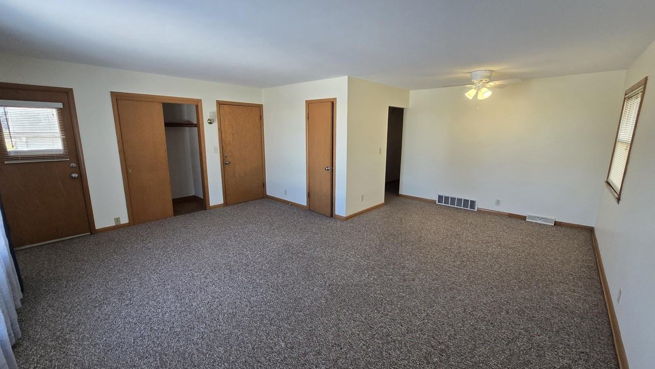 11325 W Center St - Photo 3 of 10