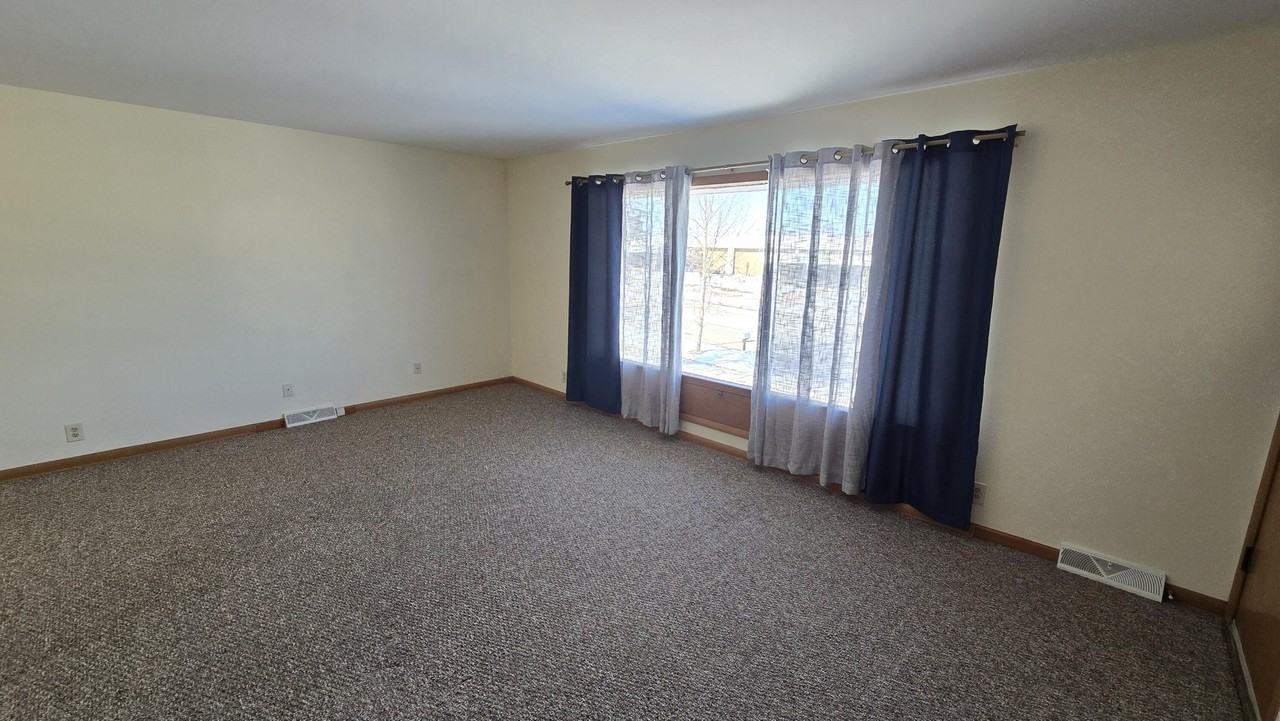 11325 W Center St - Photo 4 of 10