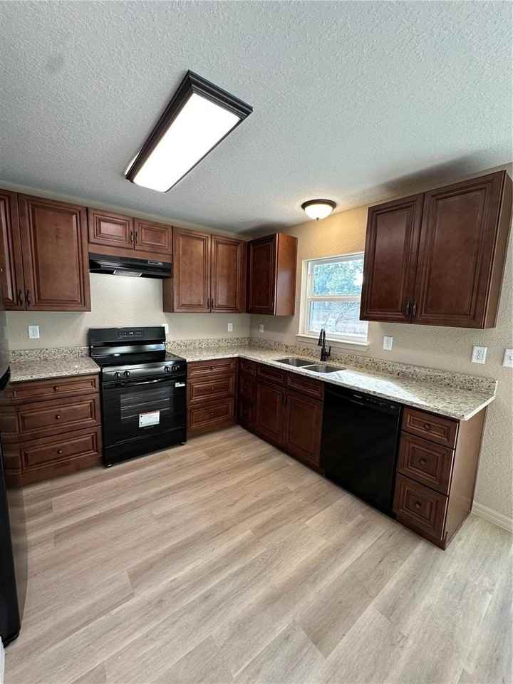 5632 Nw 57th St - Photo 3 of 17