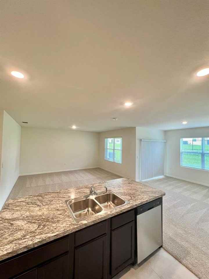 308 Sofia Ln - Photo 7 of 32