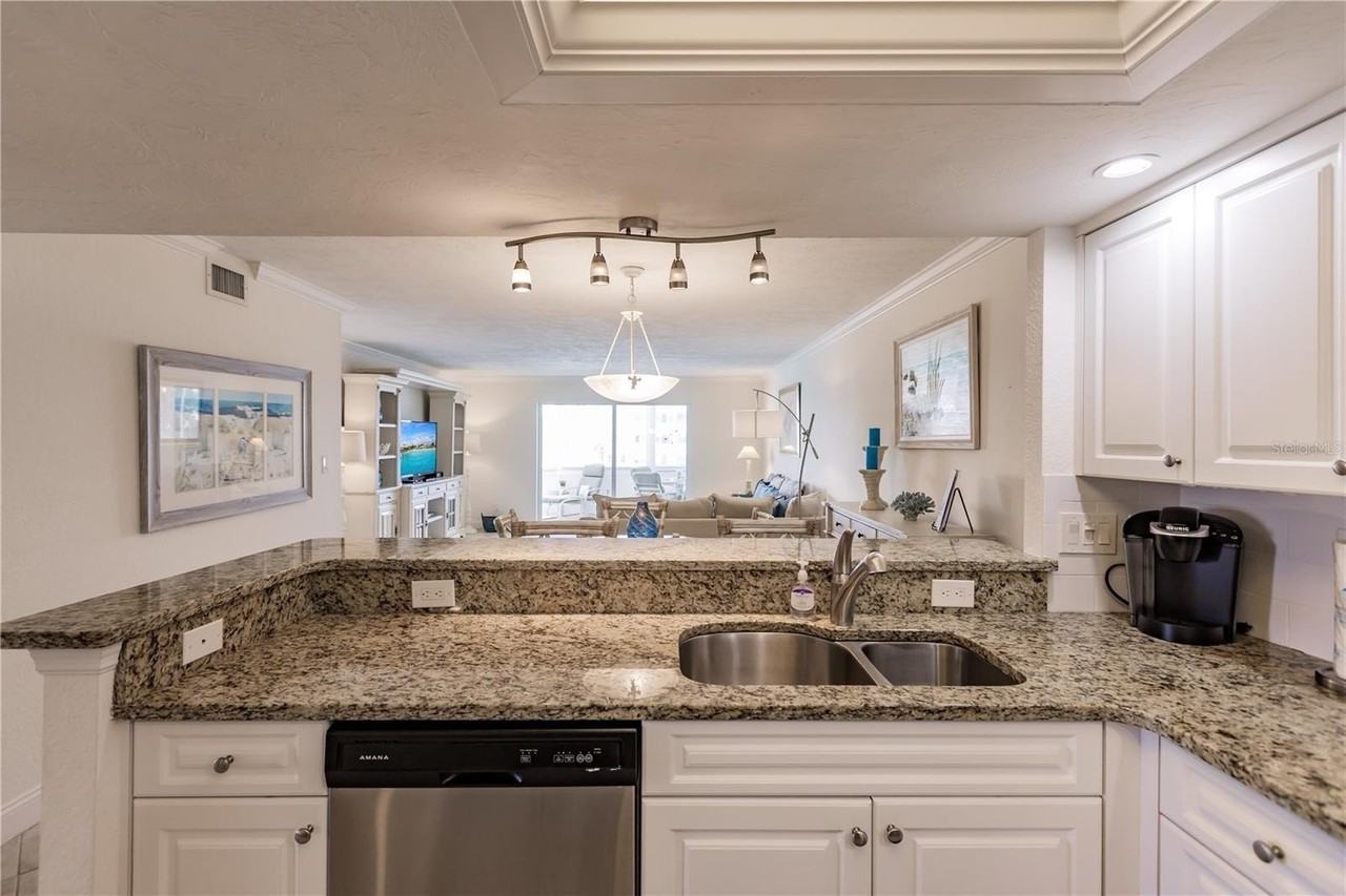 1055 W Peppertree Dr #405AA - Photo 7 of 31