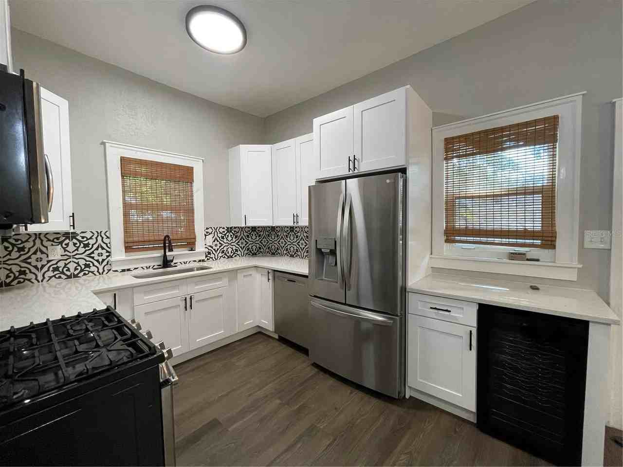 1932 W Spruce St - Photo 4 of 24