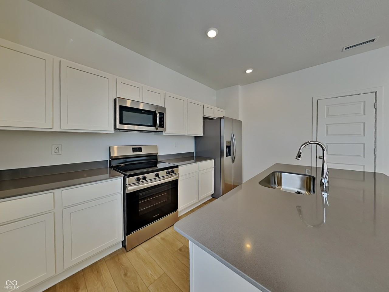 11827 Moorfield Ln - Photo 2 of 19