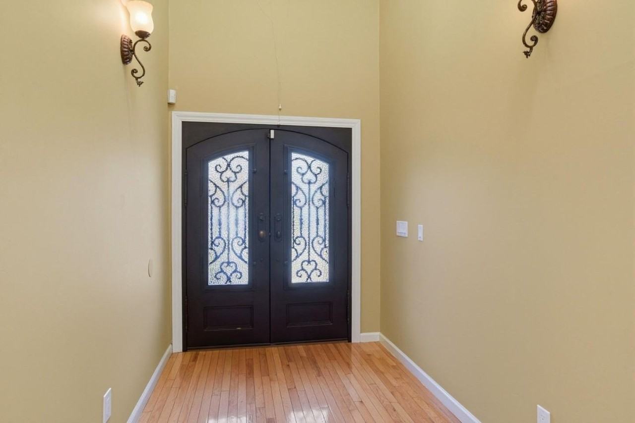 659 Upton St - Photo 5 of 50