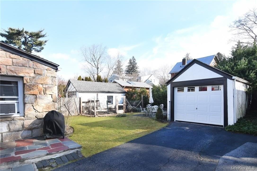 27 Maple St - Photo 3 of 17