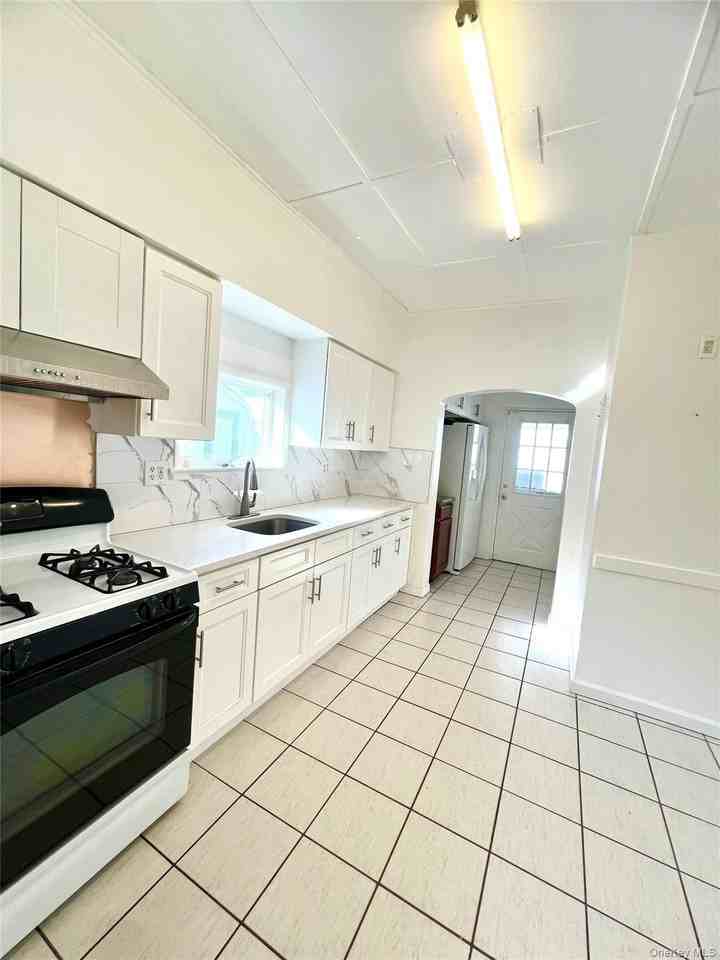 25 Beacon St Apt 1 #1 - Photo 2 of 15