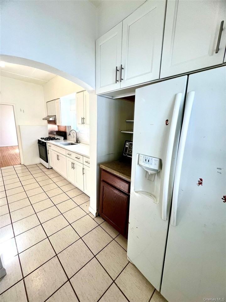 25 Beacon St Apt 1 #1 - Photo 3 of 15