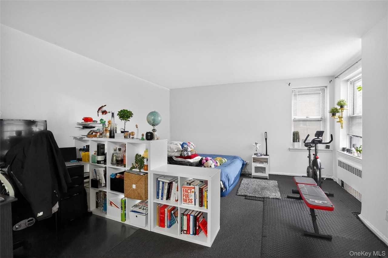 10524 63rd Dr Apt 4l #4L - Photo 4 of 9