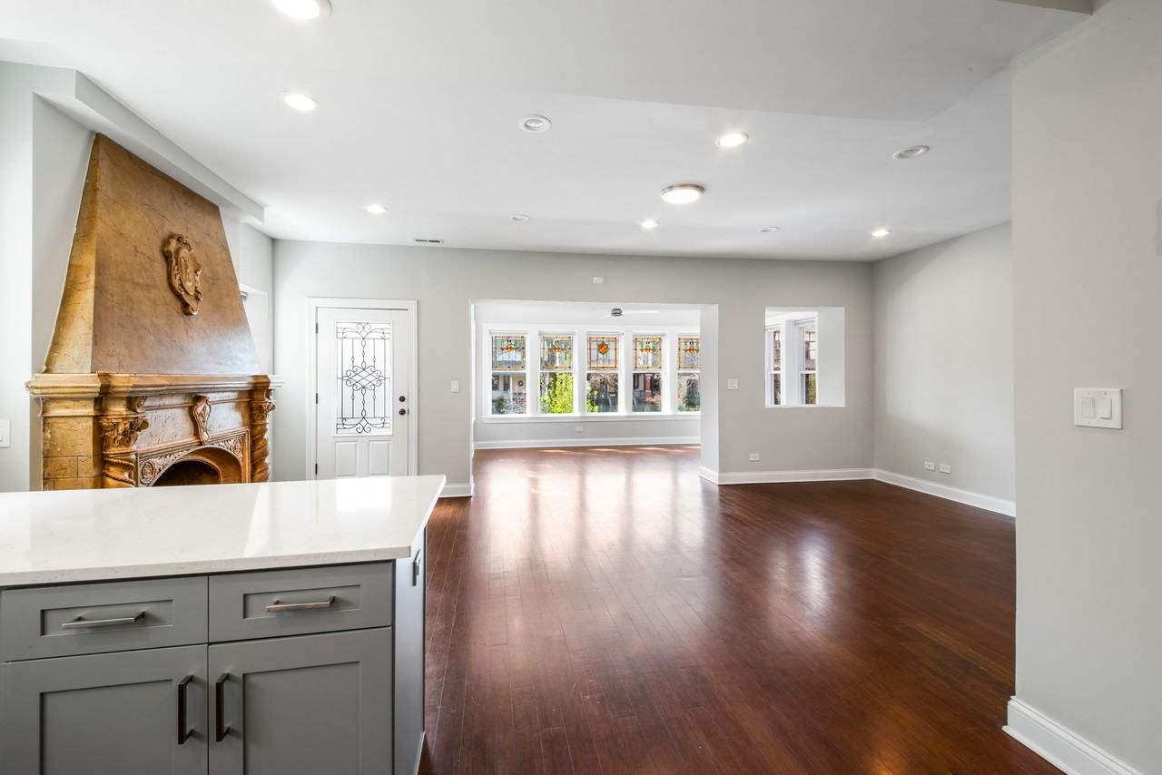 4637 N Dover St #2S - Photo 5 of 23