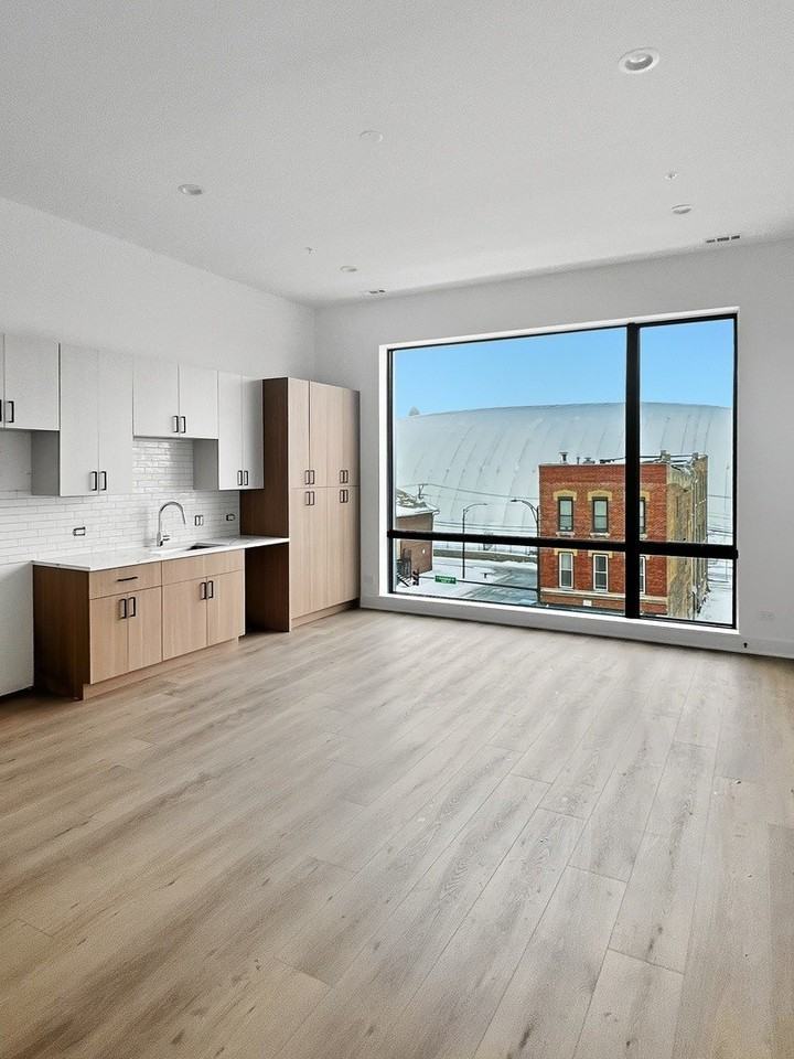 1304 S Ashland Ave #400 - Photo 3 of 10