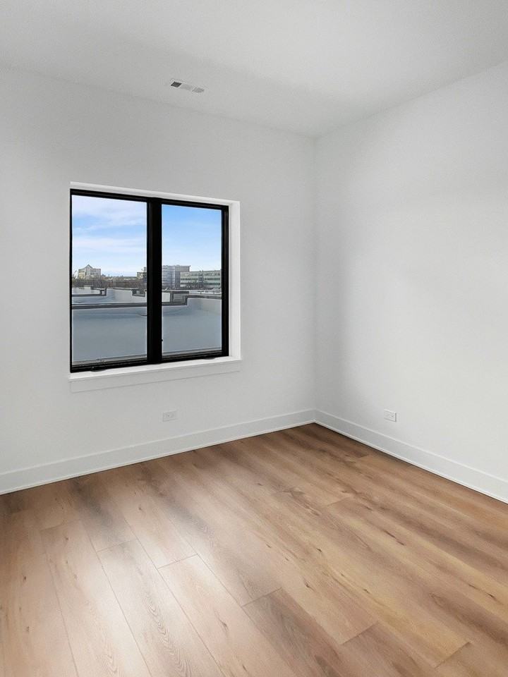 1304 S Ashland Ave #400 - Photo 6 of 10