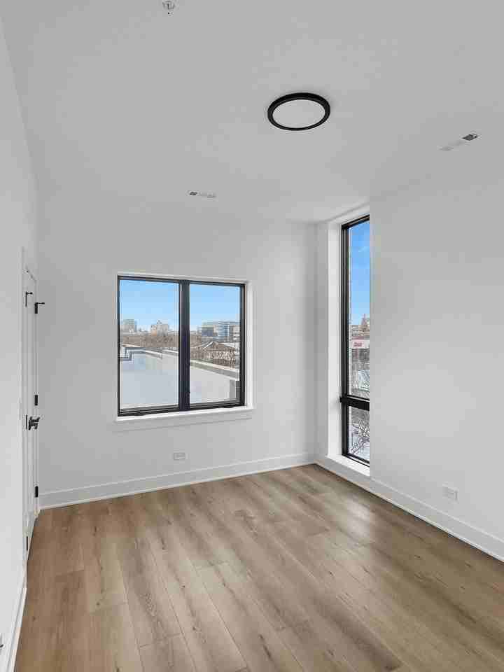 1304 S Ashland Ave #400 - Photo 7 of 10