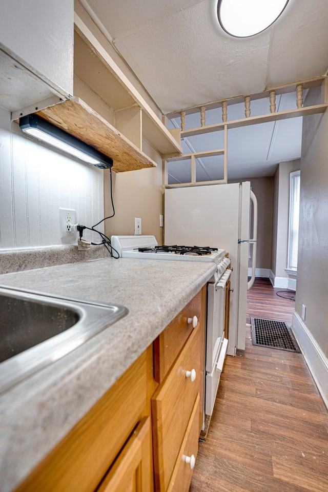 426 N Lake St Apt 2 #2 - Photo 7 of 11