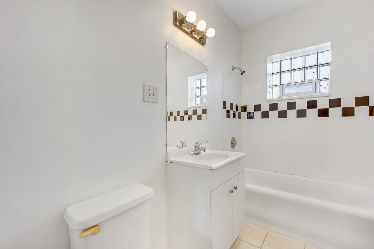 4452 W Parker Ave Apt 1 #1 - Photo 7 of 9