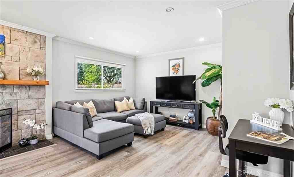 401 N Rennell Ave - Photo 2 of 9