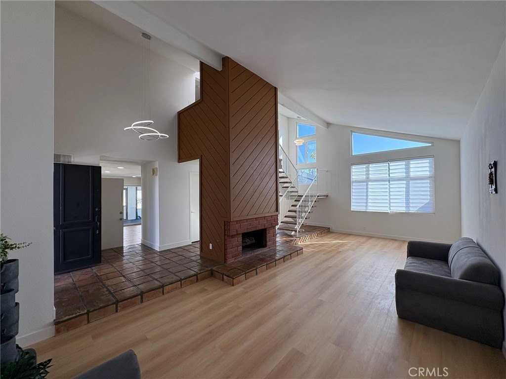 12684 Palm St - Photo 4 of 24