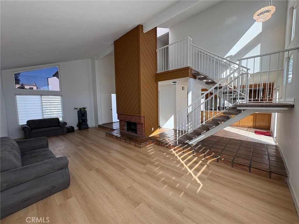 12684 Palm St - Photo 5 of 24