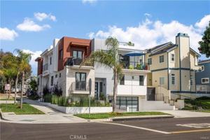 featured image of 700 S Broadway