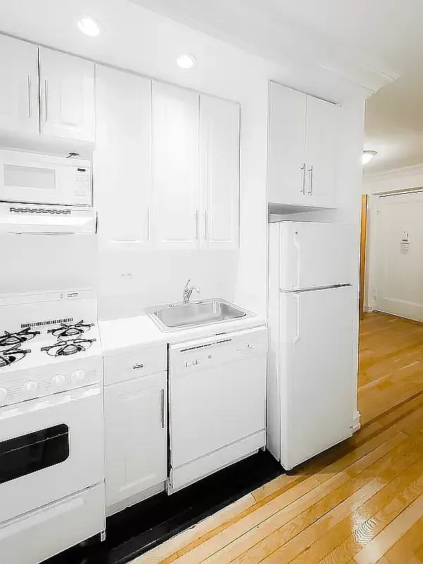214 E 51st St #6F - Photo 2 of 4