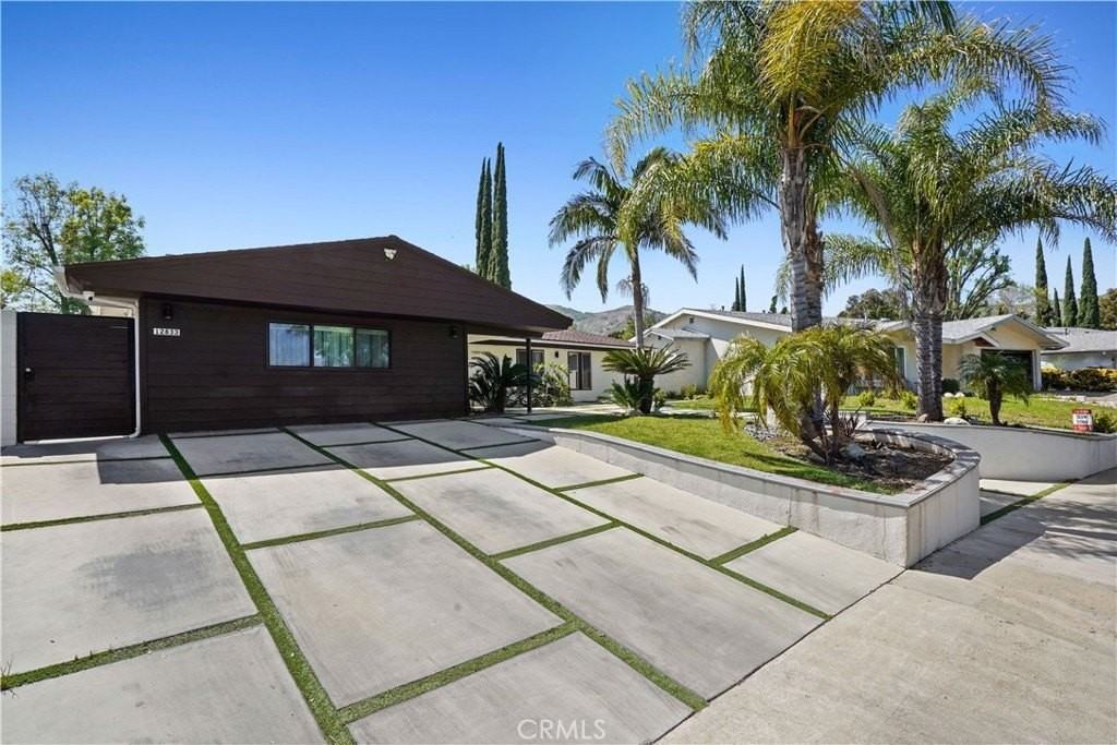 12835 Titian Ave - Photo 4 of 39