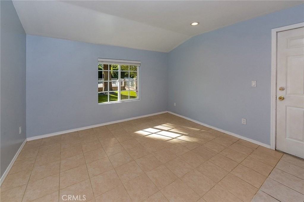 5202 Woodman Ave - Photo 7 of 14