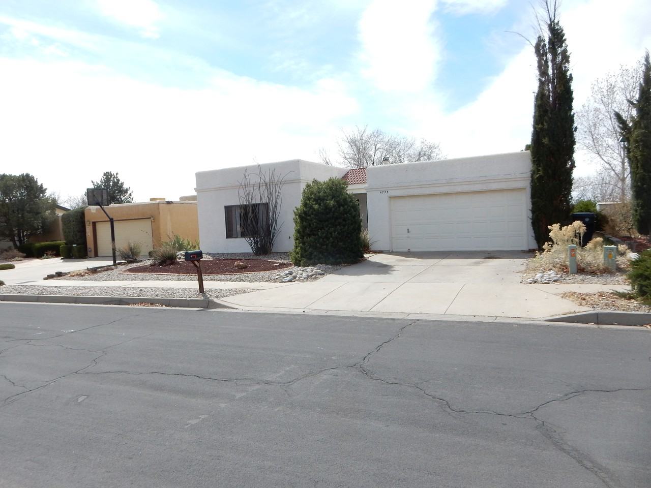 5725 Vista Bonita NE - Photo 3 of 30