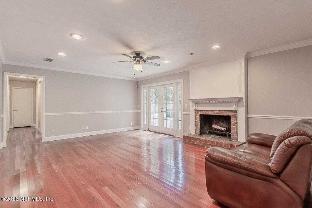 1549 Montrose Ave E - Photo 2 of 39