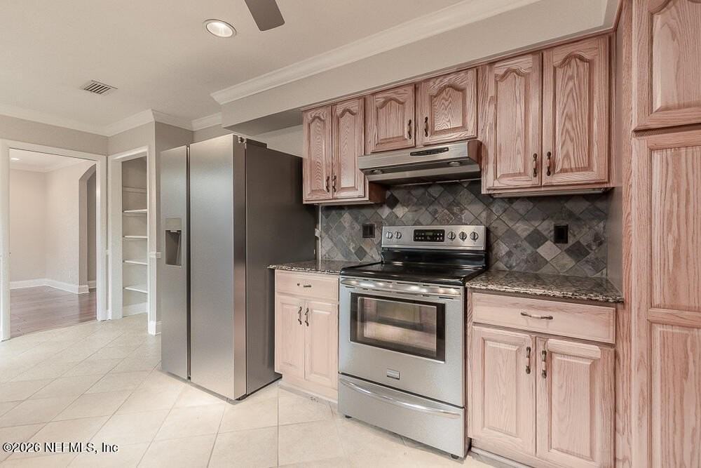 1549 Montrose Ave E - Photo 3 of 39