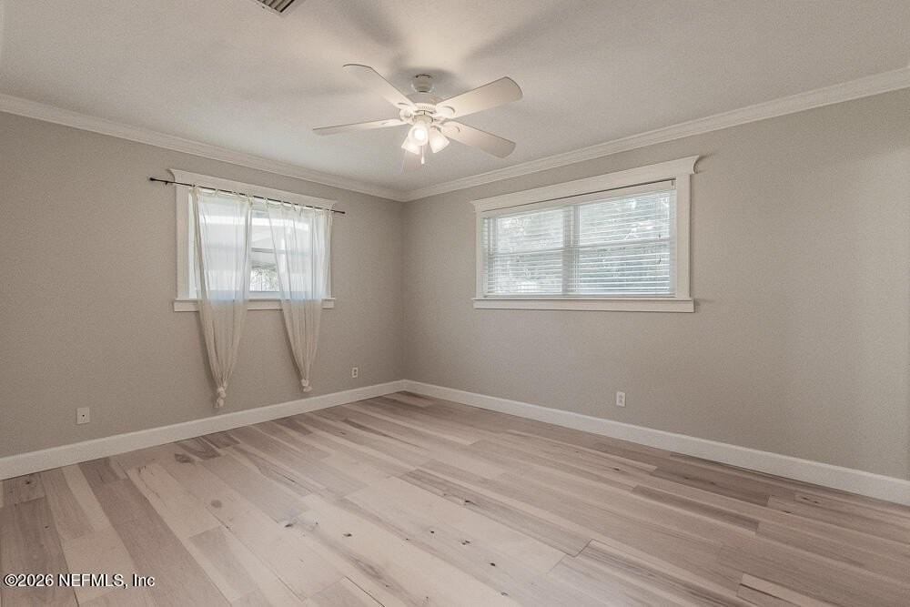 1549 Montrose Ave E - Photo 4 of 39