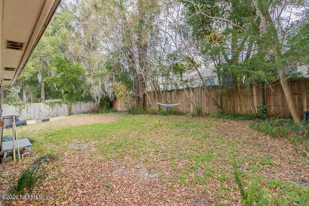 1549 Montrose Ave E - Photo 6 of 39