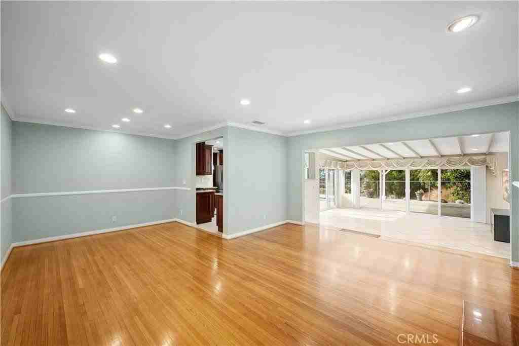 841 Irving Dr - Photo 4 of 34