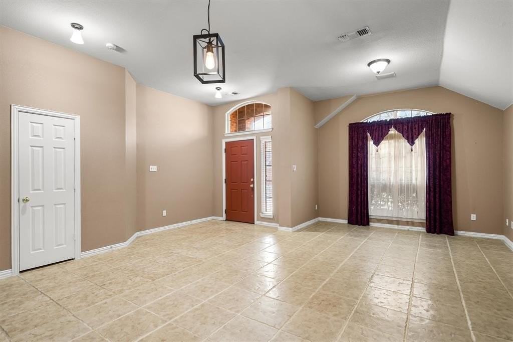 5404 Fairfax Ct - Photo 6 of 40