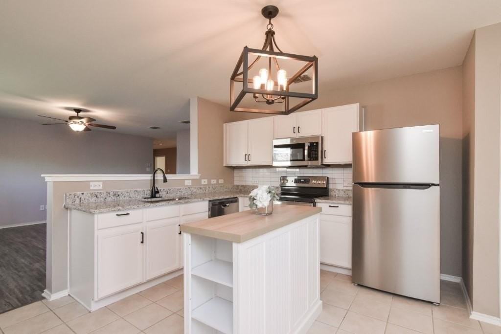 1444 Sun Breeze Dr - Photo 3 of 25