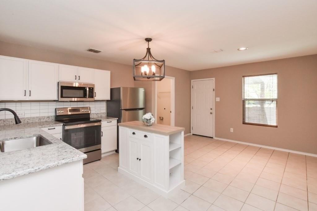 1444 Sun Breeze Dr - Photo 5 of 25