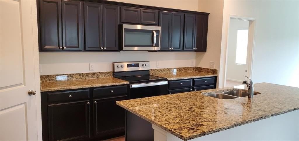 709 Peach Tree Ln - Photo 3 of 10